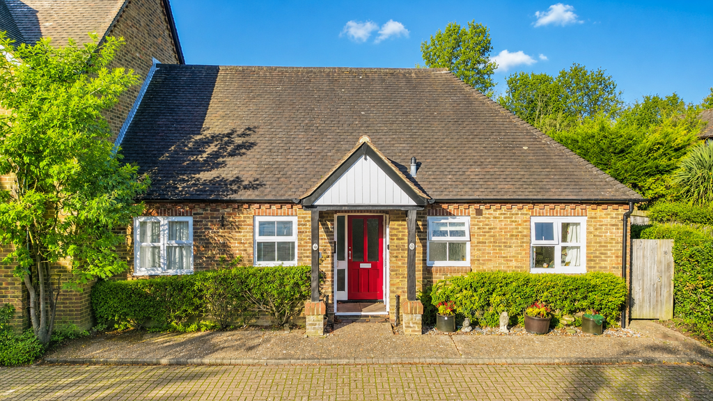 Detached house exterior, driveway