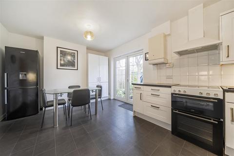 4 bedroom semi-detached house to rent, Bassetts Way, Orpington