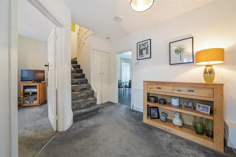 4 bedroom semi-detached house to rent, Bassetts Way, Orpington