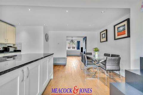 3 bedroom semi-detached house for sale, Rochford Avenue, Shenfield, Brentwood