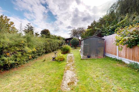 2 bedroom bungalow for sale, Boscombe Avenue, grays, RM17