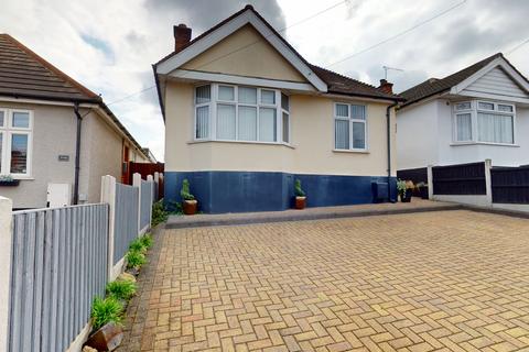 2 bedroom bungalow for sale, Boscombe Avenue, grays, RM17