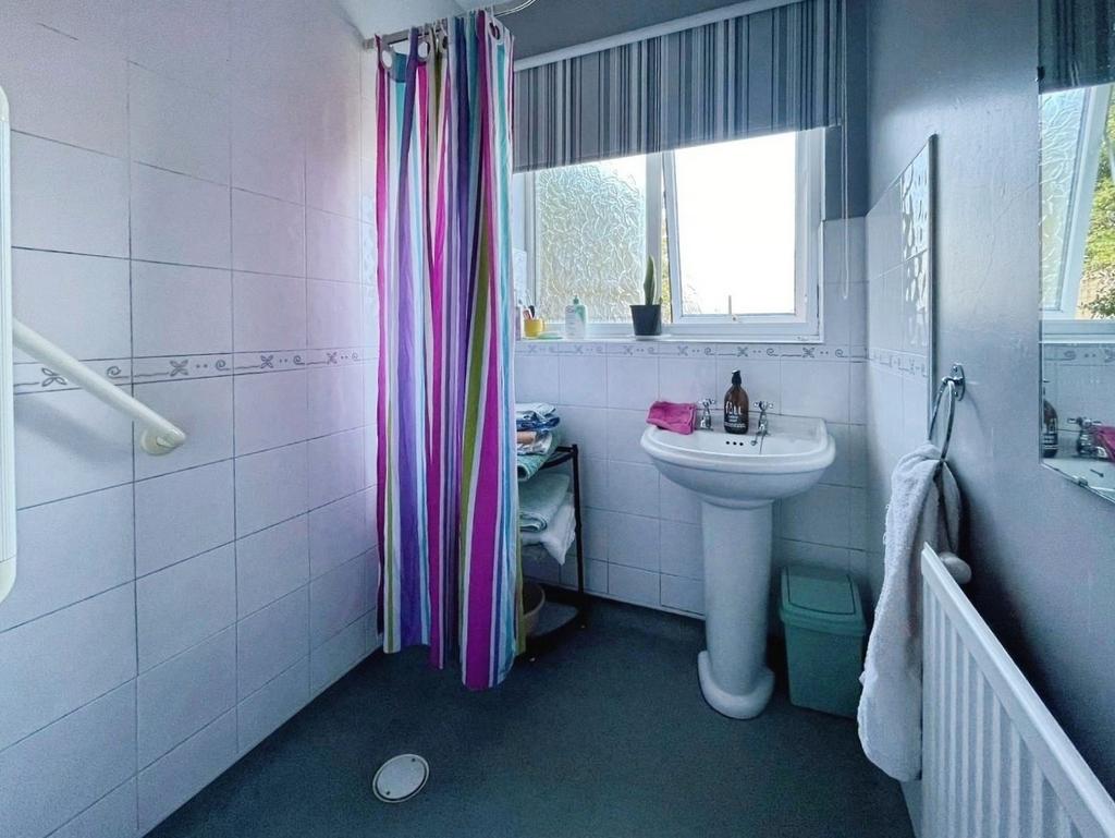 Pbox-bathroom-343314.JPG