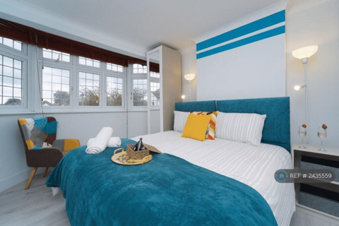 3 bedroom detached house to rent, Hersham, Walton-On-Thames, KT12