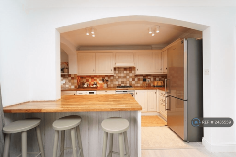 3 bedroom detached house to rent, Hersham, Walton-On-Thames, KT12