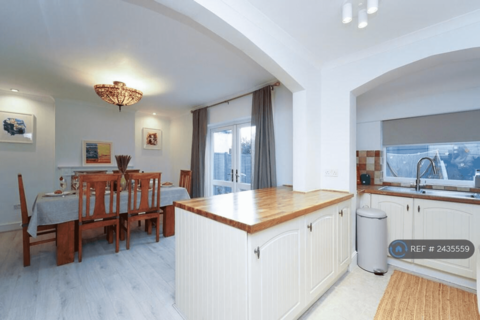 3 bedroom detached house to rent, Hersham, Walton-On-Thames, KT12