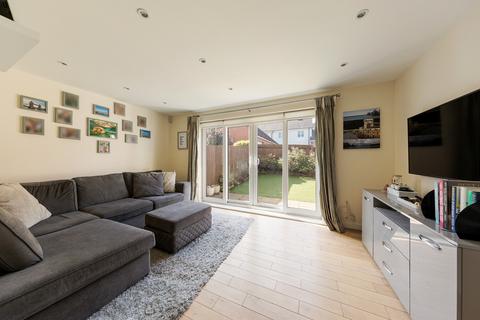 10 Leaden Close, Loughton, IG10 3FF