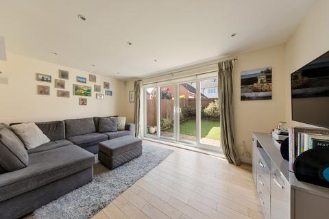 10 Leaden Close, Loughton, IG10 3FF