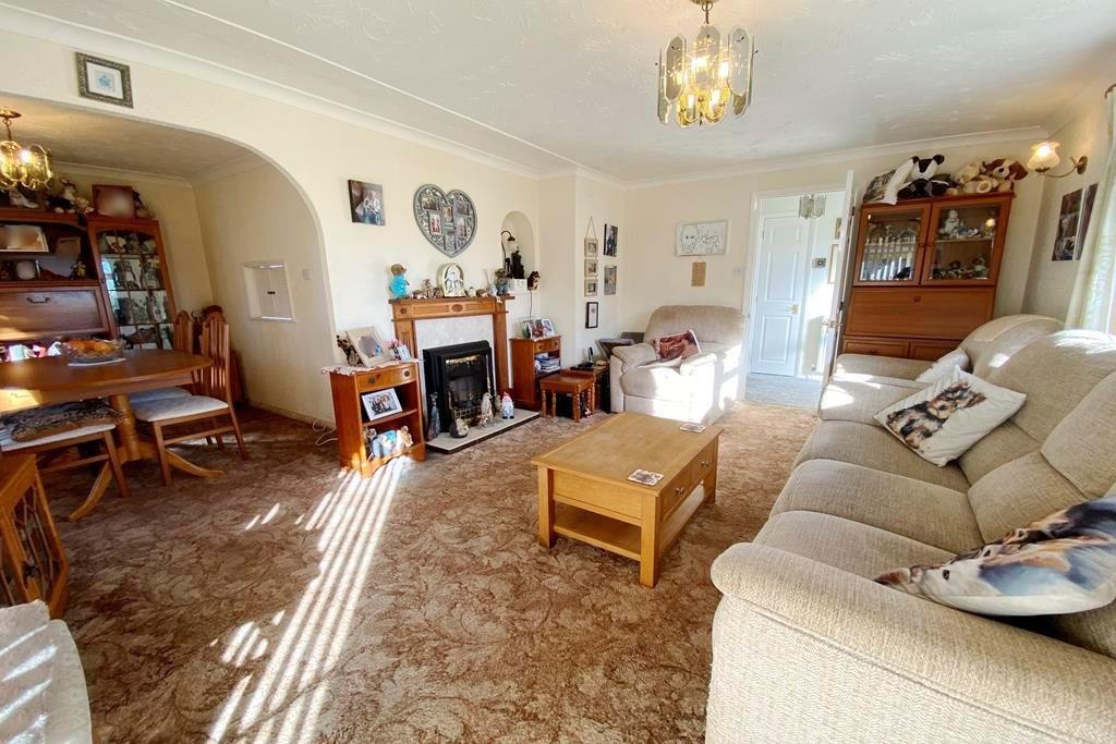 Lounge/Dining Area