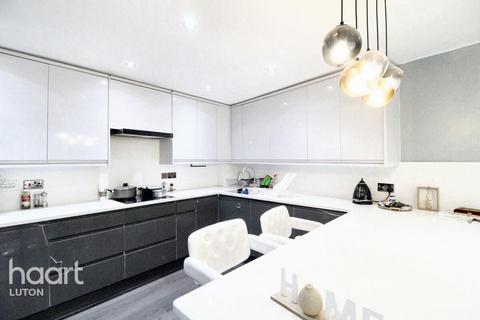 undefined, Foxglove Way, Luton