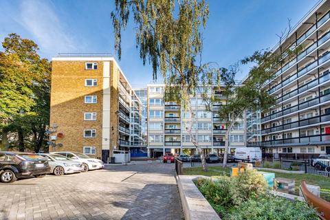 3 bedroom flat to rent, Crownstone Road, Brixton, London, SW2