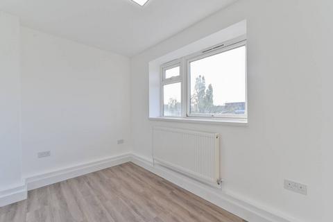 3 bedroom flat to rent, Crownstone Road, Brixton, London, SW2