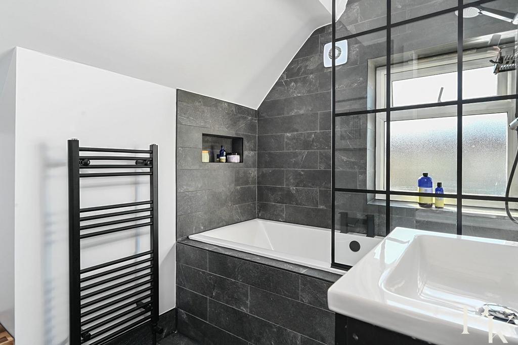 12 Brambledean Road, bn41 (17).jpg