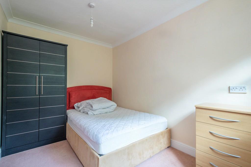 16 St. Martins Close-08