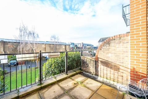 2 bedroom flat for sale, Sopwith Way, Kingston, Kingston upon Thames, KT2