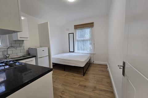 Studio to rent, Upper Clapton Road, London E5