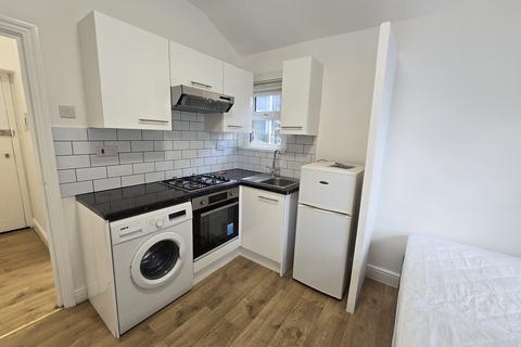 Studio to rent, Upper Clapton Road, London E5