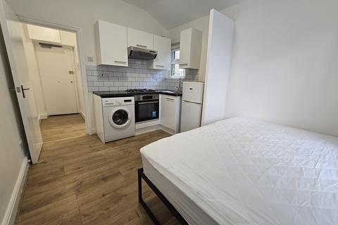Studio to rent, Upper Clapton Road, London E5