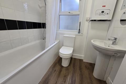 Studio to rent, Upper Clapton Road, London E5