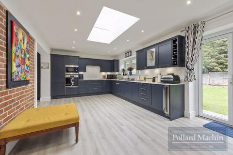 11 Sandhurst Way, South Croydon, CR2 0AH