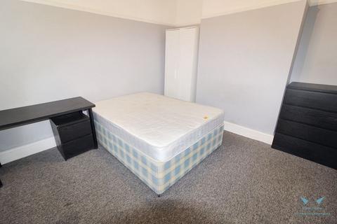 Mixed use to rent, Capstone Road, Bournemouth - Rooms for let - Available now