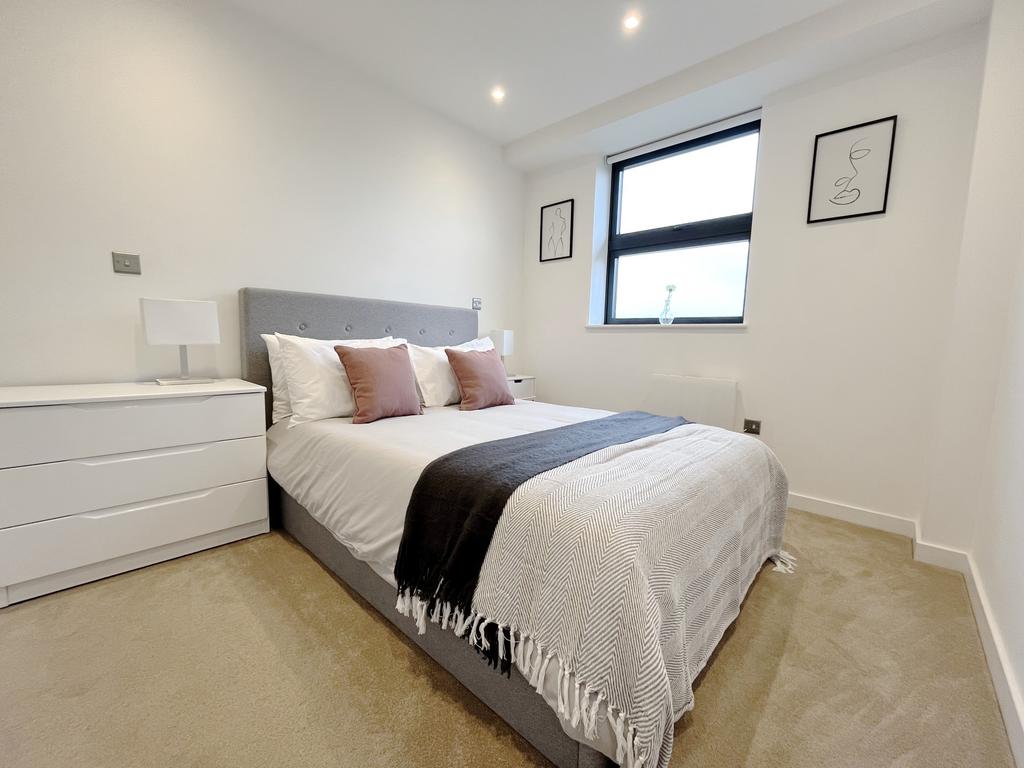 Apartment in Uxbridge - More