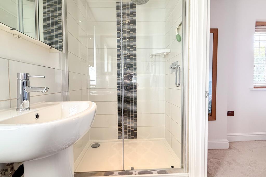 En suite (Bedroom 4)