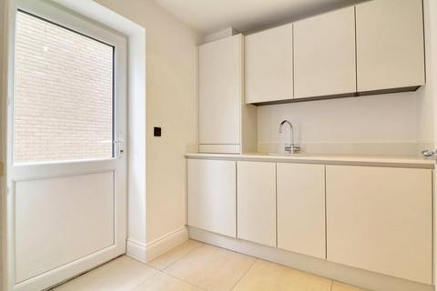 5 bedroom detached house to rent, Parkland Place, Bury Water Lane, Newport, Saffron Walden, Essex, CB11