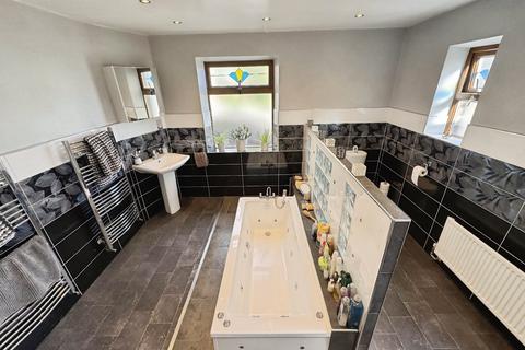 4 bedroom detached house for sale, Westgate, Cleckheaton, BD19