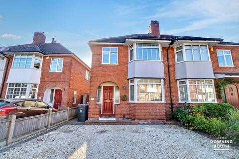 8 Lyn Avenue, Lichfield, WS13 7DA