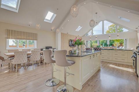 5 bedroom detached house for sale, High Road, Benfleet, SS7