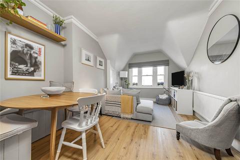 29d Woodside, London, SW19 7AW