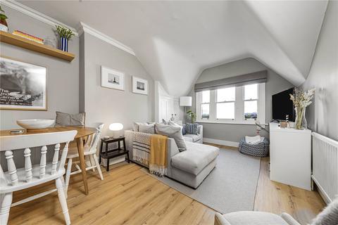 29d Woodside, London, SW19 7AW