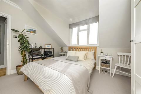 29d Woodside, London, SW19 7AW