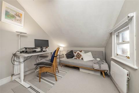 29d Woodside, London, SW19 7AW