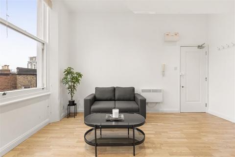 Studio to rent, Castletown Road, London W14