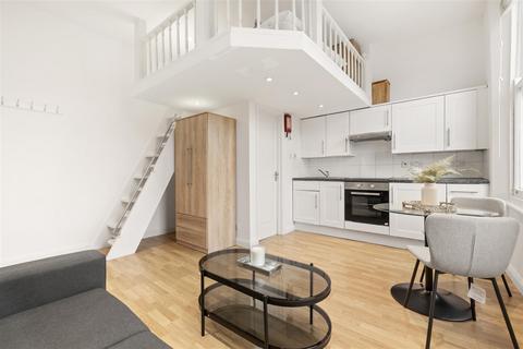 Studio to rent, Castletown Road, London W14