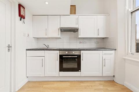 Studio to rent, Castletown Road, London W14