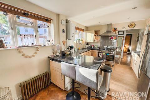 undefined, Bridge Road, East Molesey KT8