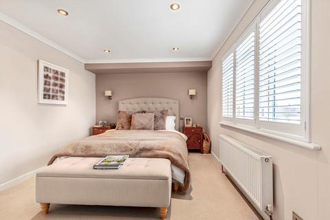 undefined, Oakleigh Avenue, Surbiton KT6