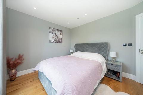 48 Albury Avenue, Isleworth, TW7 5HX