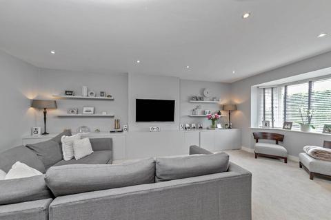 4 Woodcote Close, Bushey, WD23 4AE