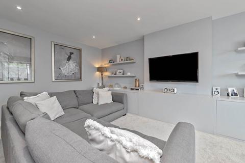 4 Woodcote Close, Bushey, WD23 4AE