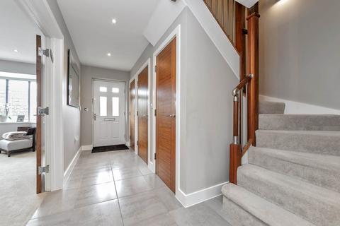 4 Woodcote Close, Bushey, WD23 4AE