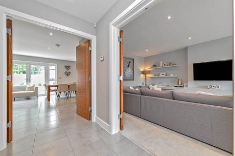 4 Woodcote Close, Bushey, WD23 4AE