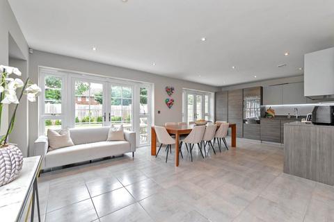 4 Woodcote Close, Bushey, WD23 4AE