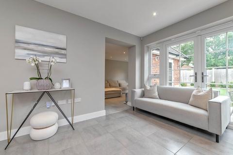 4 Woodcote Close, Bushey, WD23 4AE