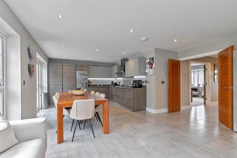 4 Woodcote Close, Bushey, WD23 4AE