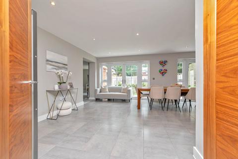4 Woodcote Close, Bushey, WD23 4AE