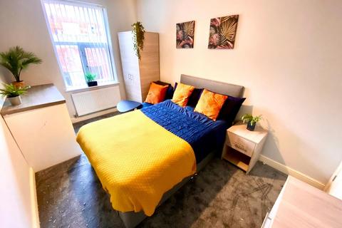 5 bedroom house share to rent, Trinity Street, Oldham,
